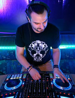 DJ REEVES