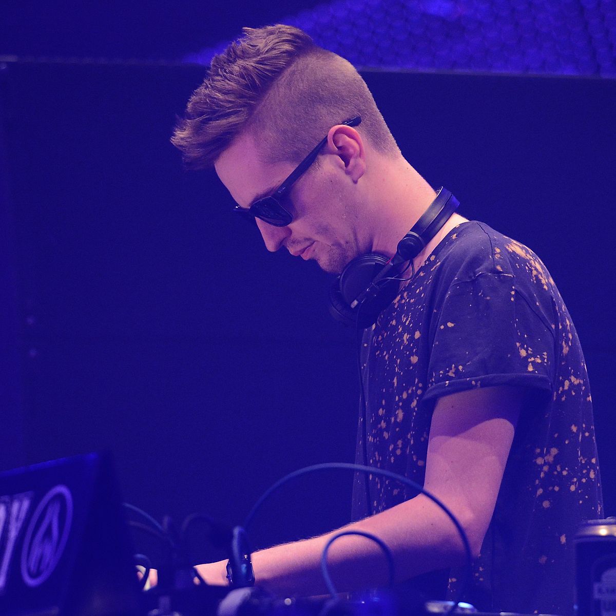  Robin Schulz - Love Me A Little