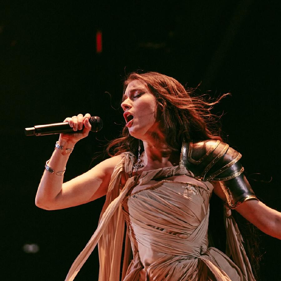  Jerry Heil - Apple - Man