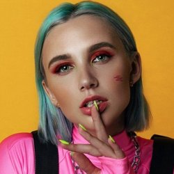 �����